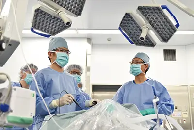 腹腔鏡下手術を行う金井医師
