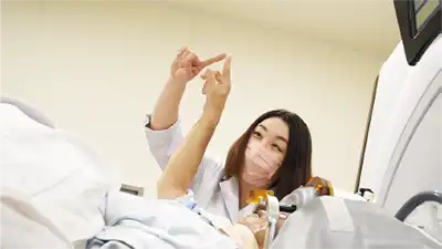 超音波照射後は毎回、患者さんのふるえの状態を確認します