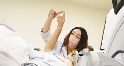 FUS治療の効果を確認する医師